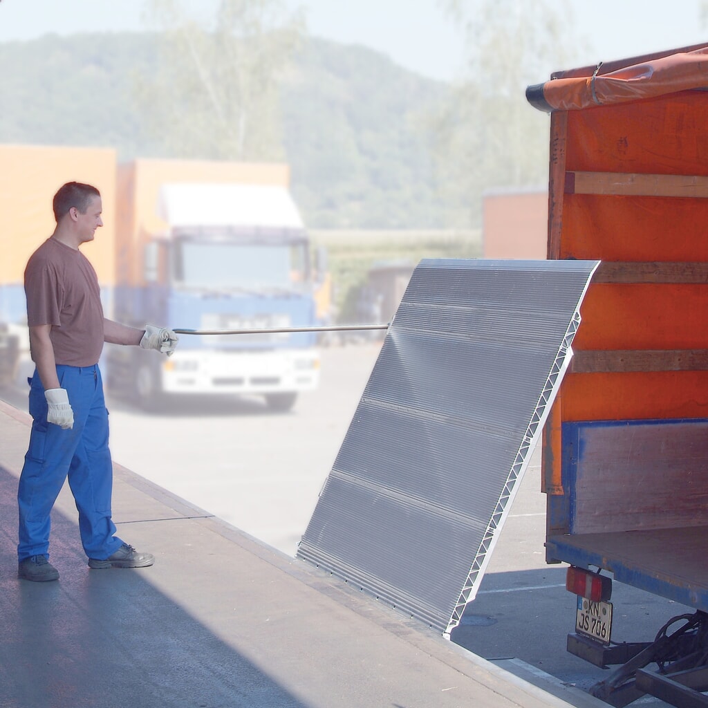 Altec Verladebrücke SKB, federunterstützt mit Fallsicherung, verschiebbar, Tragkraft 2.500 kg, BxL 1.250 x 1.315 mm Produktabbildung: Altec Verladebrücke SKB, federunterstützt mit Fallsicherung, verschiebbar, Tragkraft 2.500 kg, BxL 1.250 x 1.315 mm
