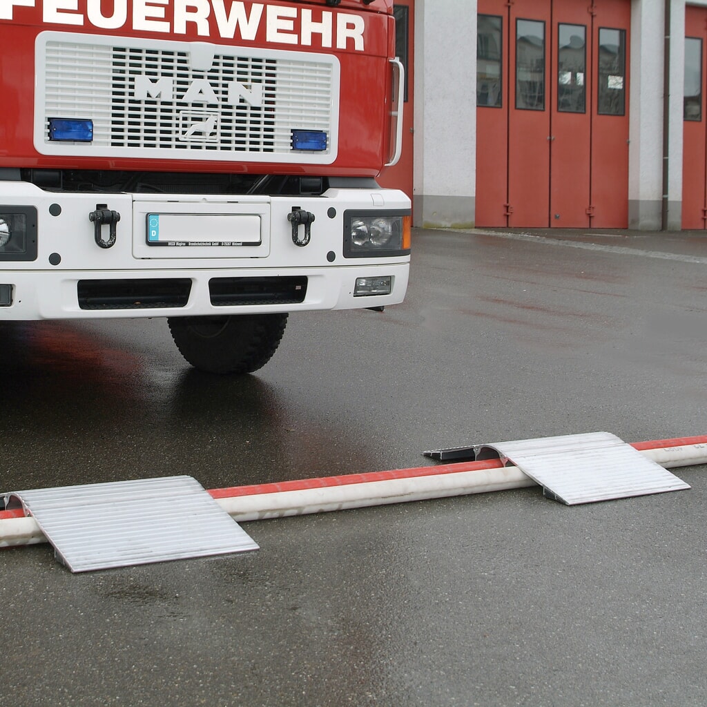 Altec Verladebrücke SKR, Überfahrbrücke für Leitungen und Schläuche, TK 7.000 kg, Länge 750 mm Produktabbildung: Altec Verladebrücke SKR, Überfahrbrücke für Leitungen und Schläuche, TK 7.000 kg, Länge 750 mm