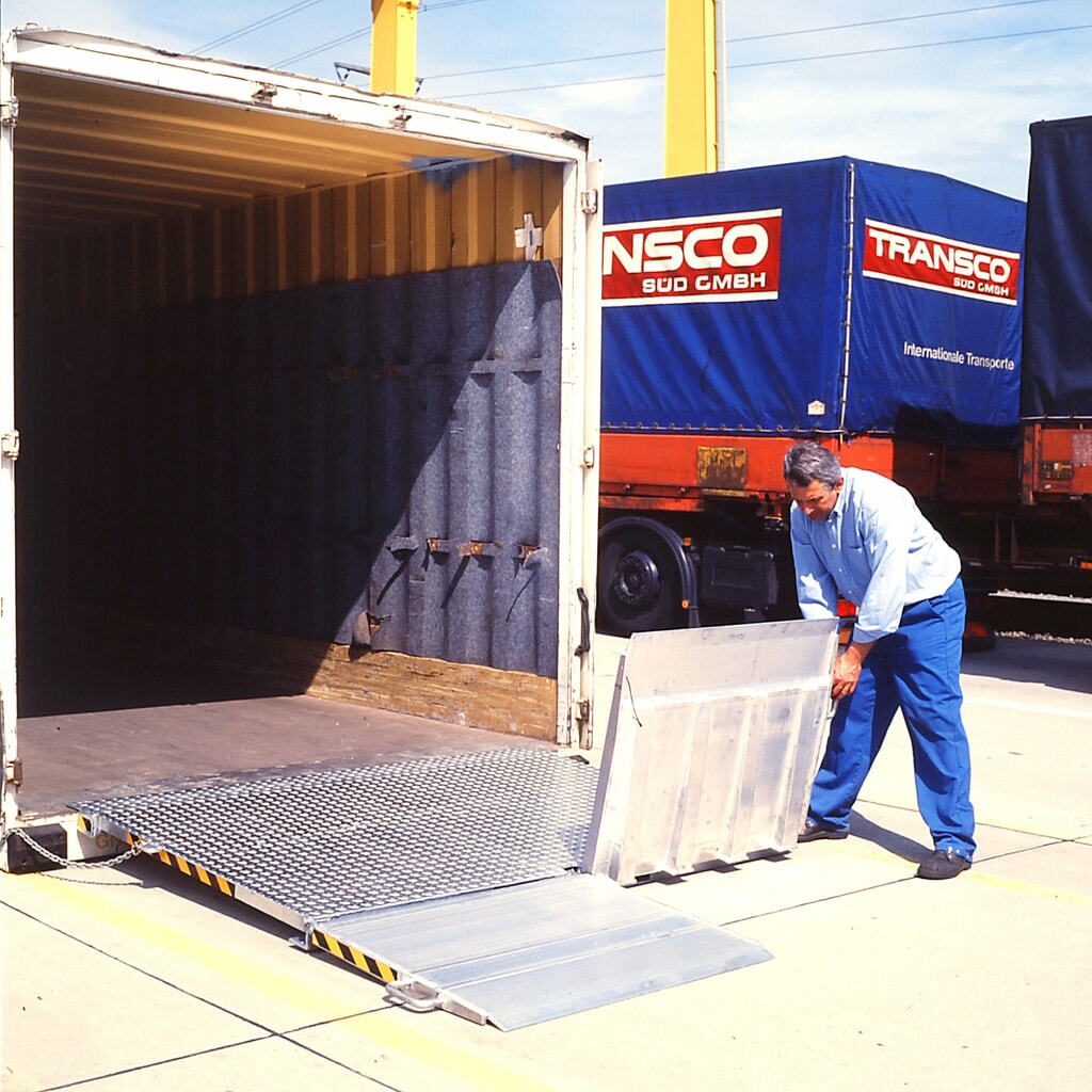 Altec Verladebrücke MC für Container, klappbar, für schwere Ladegüter, Tragkraft 7.300 kg, BxL 2.000 x 2.070 mm Produktabbildung: Altec Verladebrücke MC für Container, klappbar, für schwere Ladegüter, Tragkraft 7.300 kg, BxL 2.000 x 2.070 mm
