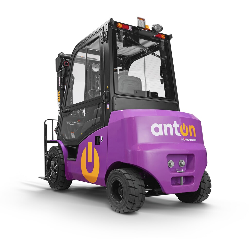 Produktabbildung Nr. 5: AntOn by Jungheinrich Elektro-Stapler CBH 3.0 mit Dreifach-Teleskop-Hubgerüst, Hubhöhe 4.800 mm, Tragfähigkeit 3.000 kg, Wetterschutzkabine Comfort, inkl. externem Ladegerät 80 V, 60 A, CEE, 5-pin