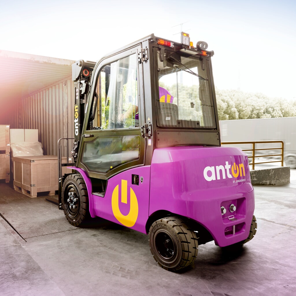 Produktabbildung Nr. 9: AntOn by Jungheinrich Elektro-Stapler CBH 3.0 mit Dreifach-Teleskop-Hubgerüst, Hubhöhe 4.800 mm, Tragfähigkeit 3.000 kg, Wetterschutzkabine Comfort, inkl. externem Ladegerät 80 V, 60 A, CEE, 5-pin