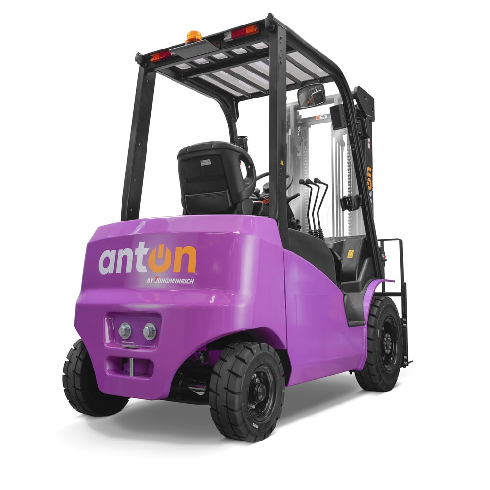 Produktabbildung Nr. 2: AntOn by Jungheinrich Elektro-Stapler CBH 2.5 mit Dreifach-Teleskop-Hubgerüst, Hubhöhe 4.800 mm, Tragfähigkeit 2.500 kg, Wetterschutzkabine Eco, inkl. externem Ladegerät 80 V, 60 A, CEE, 5-pin