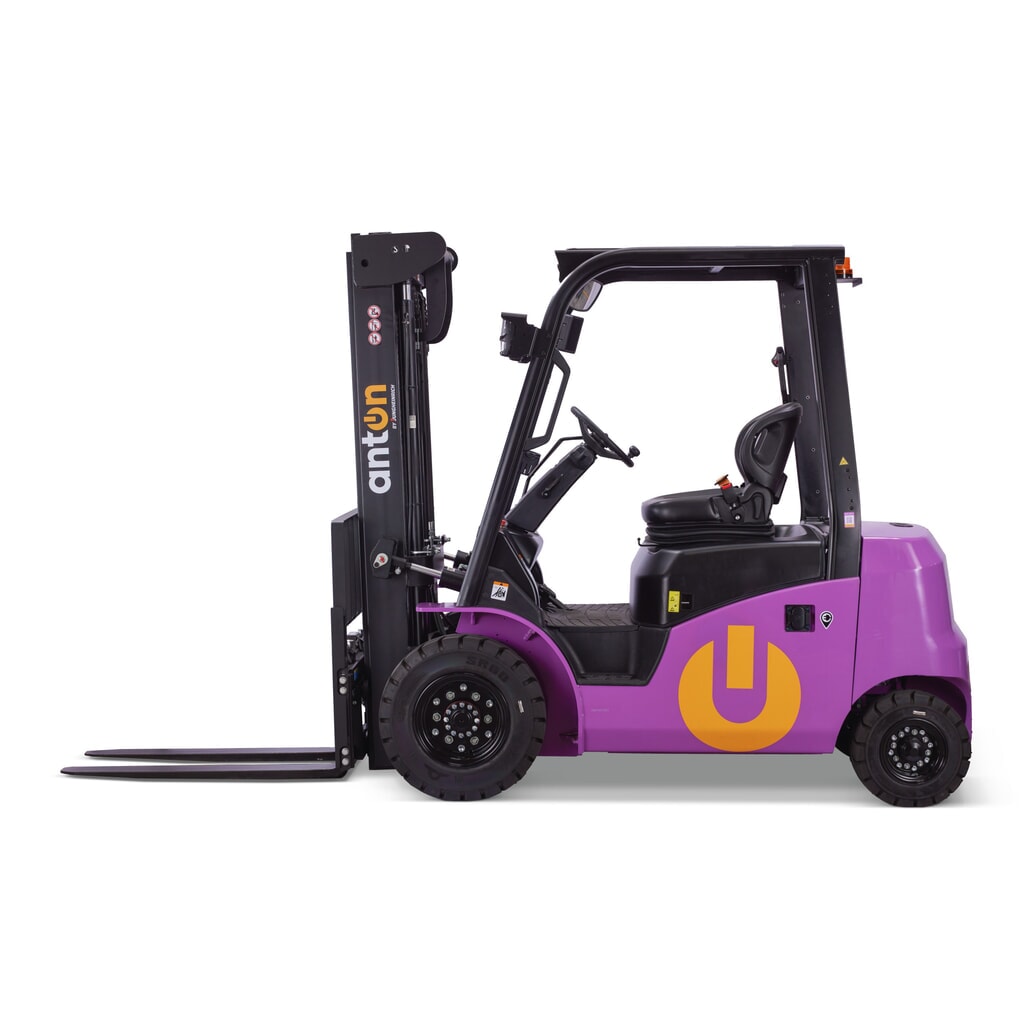 Produktabbildung: AntOn by Jungheinrich Elektro-Stapler CBH 2.5 mit Dreifach-Teleskop-Hubgerüst, Hubhöhe 4.800 mm, Tragfähigkeit 2.500 kg, Wetterschutzkabine Eco, inkl. externem Ladegerät 80 V, 60 A, CEE, 5-pin