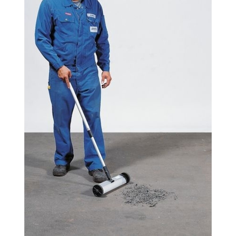 Produktabbildung: Denios Magnetbesen mit abnehmbarem Teleskopstiel