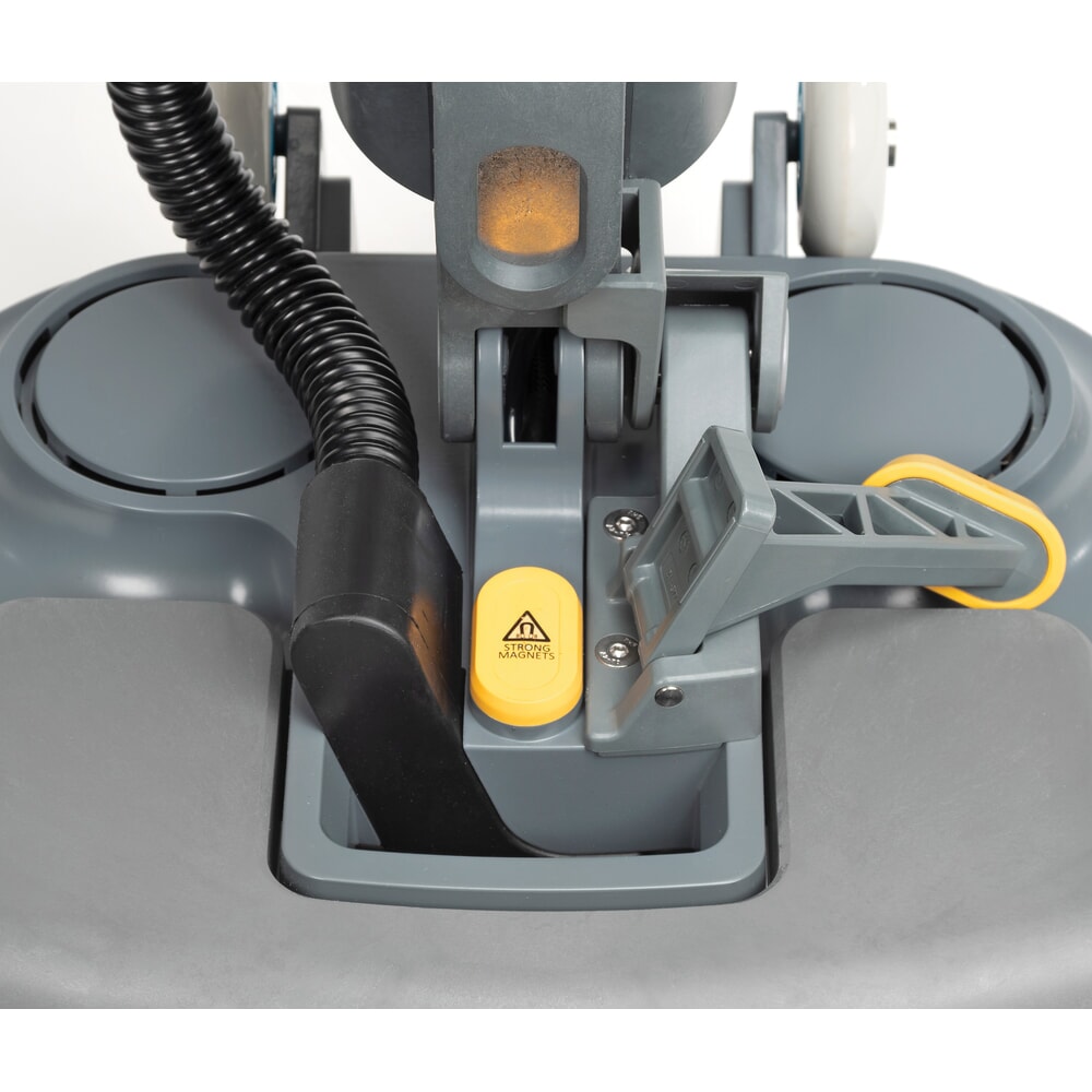 Produktabbildung Nr. 13: Tennant® Handgeführte Micro-Scheuersaugmaschine i-mop, mit gegenläufigen Doppelbürsten, Arbeitsbreite 368 mm