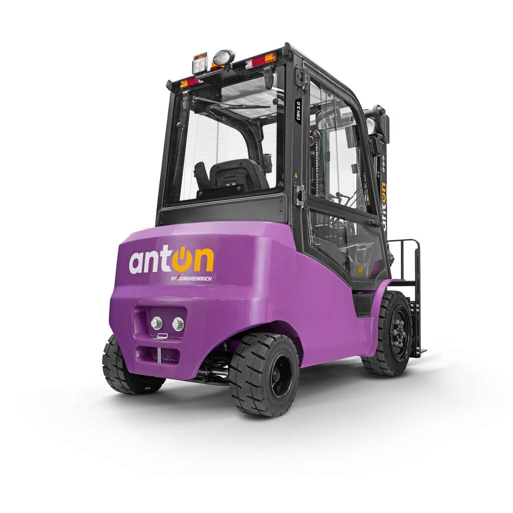 AntOn by Jungheinrich Elektro-Stapler CBH 3.5 mit Dreifach-Teleskop-Hubgerüst, Hubhöhe 4800 mm, Tragfähigkeit 3500 kg, Wetterschutzkabine Comfort, inklusive externem Ladegerät 80 V, 60 A, CEE, 5-pin Produktabbildung Nr. 3: AntOn by Jungheinrich Elektro-Stapler CBH 3.5 mit Dreifach-Teleskop-Hubgerüst, Hubhöhe 4800 mm, Tragfähigkeit 3500 kg, Wetterschutzkabine Comfort, inklusive externem Ladegerät 80 V, 60 A, CEE, 5-pin