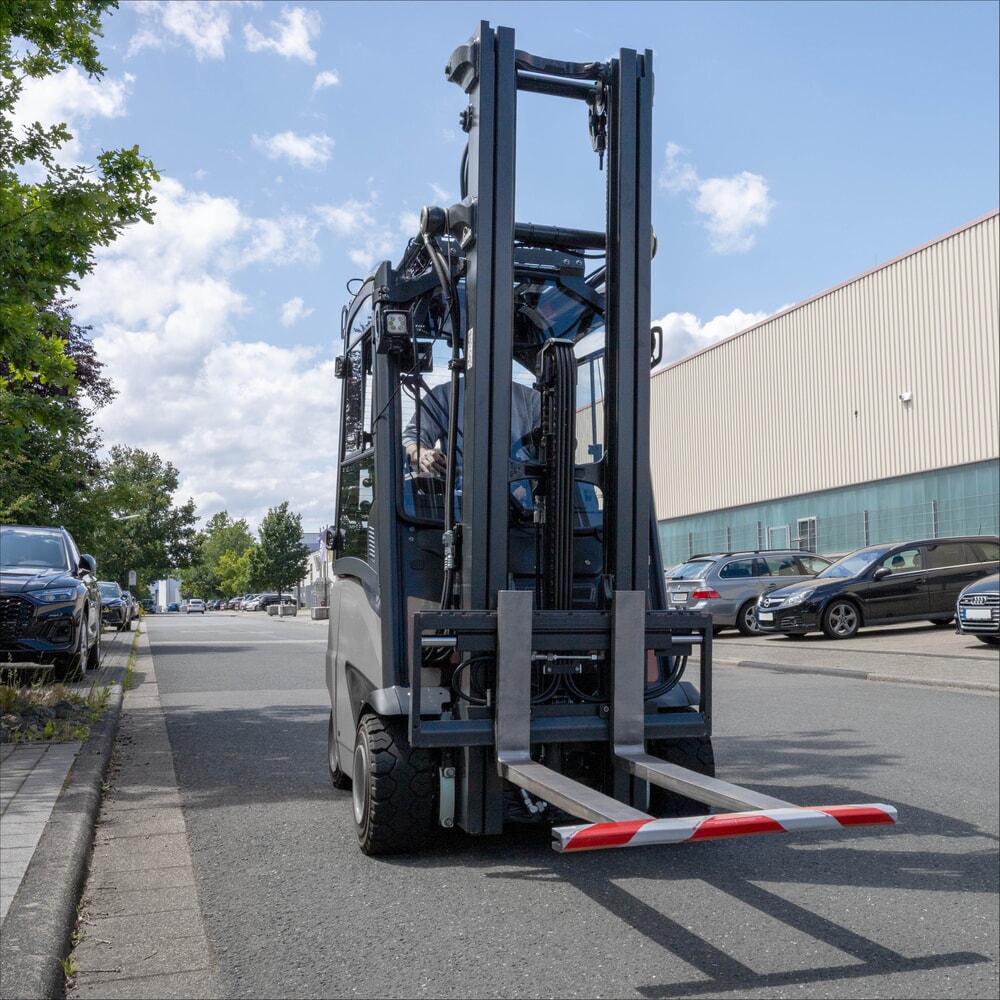 Produktabbildung Nr. 5: VETTER® ZEBRA Warnbalken für Gabelzinken mit Magneten, Länge 800 mm