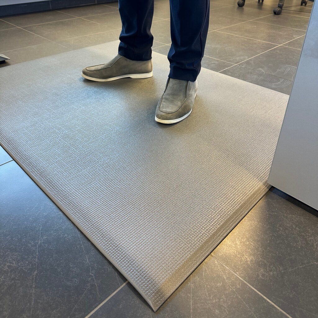 REBOURNE® Anti-Ermüdungsmatte W1, für Standzeit bis 3 Stunden, Raster, grau, laufender Meter, Breite 600 mm Produktabbildung Nr. 4: REBOURNE® Anti-Ermüdungsmatte W1, für Standzeit bis 3 Stunden, Raster, grau, laufender Meter, Breite 600 mm