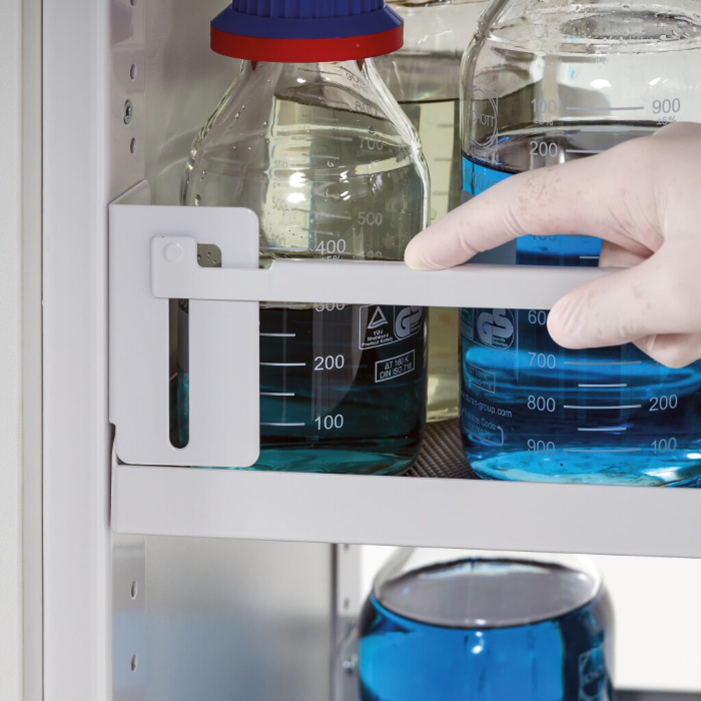 Produktabbildung: asecos® Reling-System für Fachboden für Vertikalauszugschrank V-MOVE-90, lichtgrau