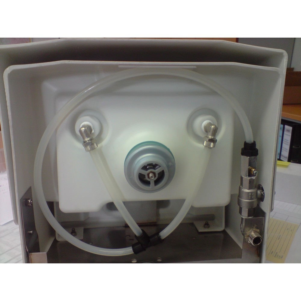 Produktabbildung Nr. 2: B-Safety Augen-/Gesichtsdusche PremiumLine, Auffangbecken mit Abdeckung, Wandmontage