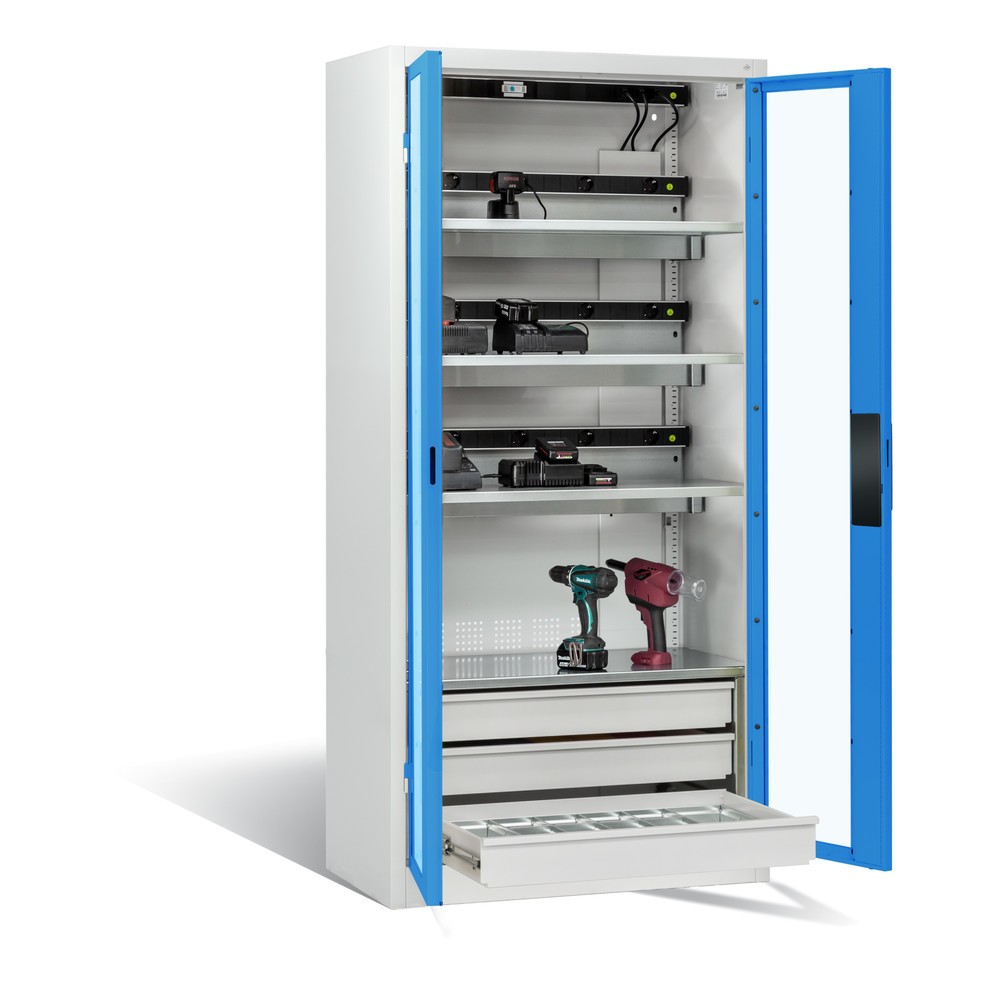 Produktabbildung: C+P Akku-Ladeschrank Serie 89, 3 Schubladen, 3 Elektro-Einlegeböden, 5-fach-Steckdosenleiste, 3 m Zuleitung, Sichtfenster, FI-Schutzschalter, temperaturgesteuerter Lüfter, lichtgrau/lichtblau