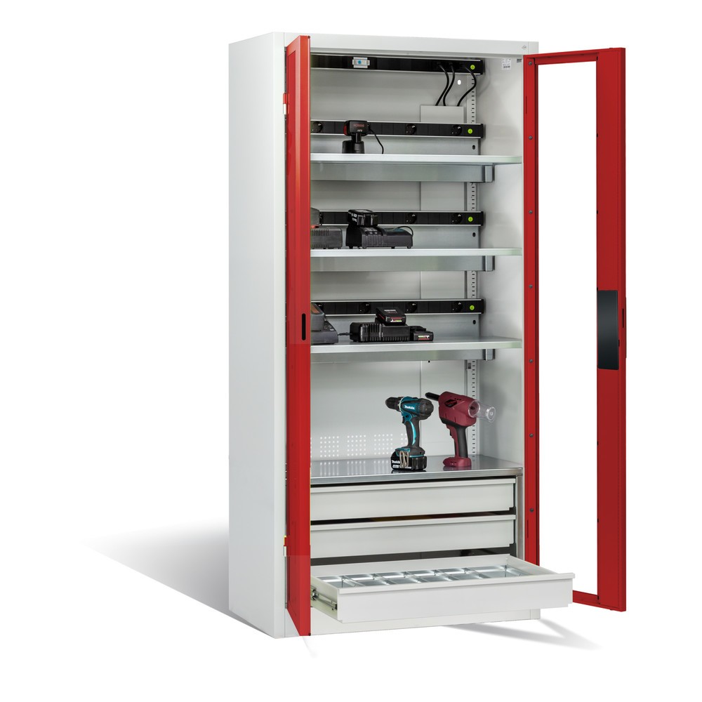 Produktabbildung: C+P Akku-Ladeschrank Serie 89, 3 Schubladen, 3 Elektro-Einlegeböden, 5-fach-Steckdosenleiste, 3 m Zuleitung, Sichtfenster, FI-Schutzschalter, temperaturgesteuerter Lüfter, lichtgrau/rubinrot