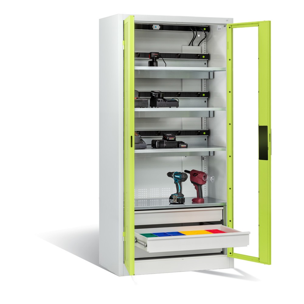 Produktabbildung: C+P Akku-Ladeschrank Serie 89, 3 Schubladen, 3 Elektro-Einlegeböden, 5-fach-Steckdosenleiste, 3 m Zuleitung, Sichtfenster, FI-Schutzschalter, temperaturgesteuerter Lüfter, lichtgrau/viridingrün