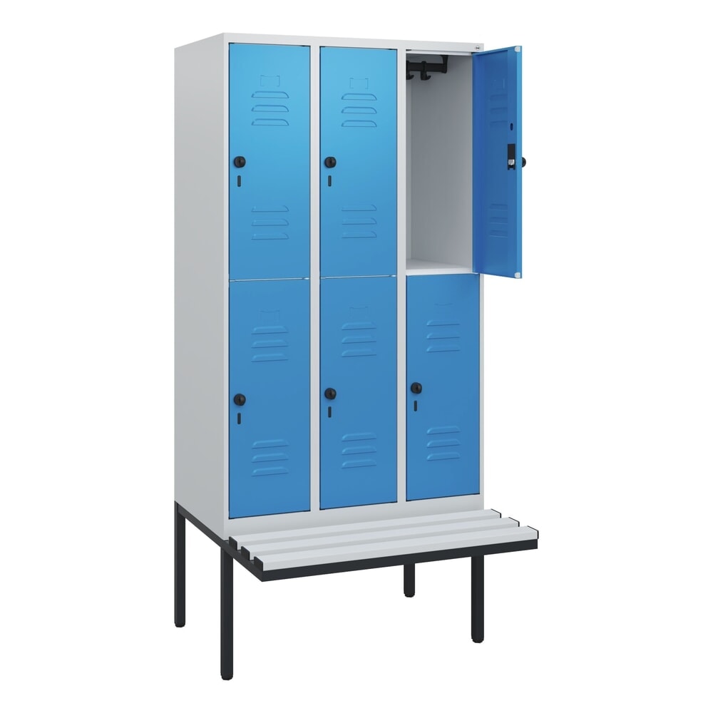 Produktabbildung: C+P Doppelstock-Spind Classic PLUS, 3 Abteile, HxBxT 1.950 x 900 x 815 mm, für Vorhängeschloss, auskragende Bank aus Kunststoff, lichtgrau, lichtblau