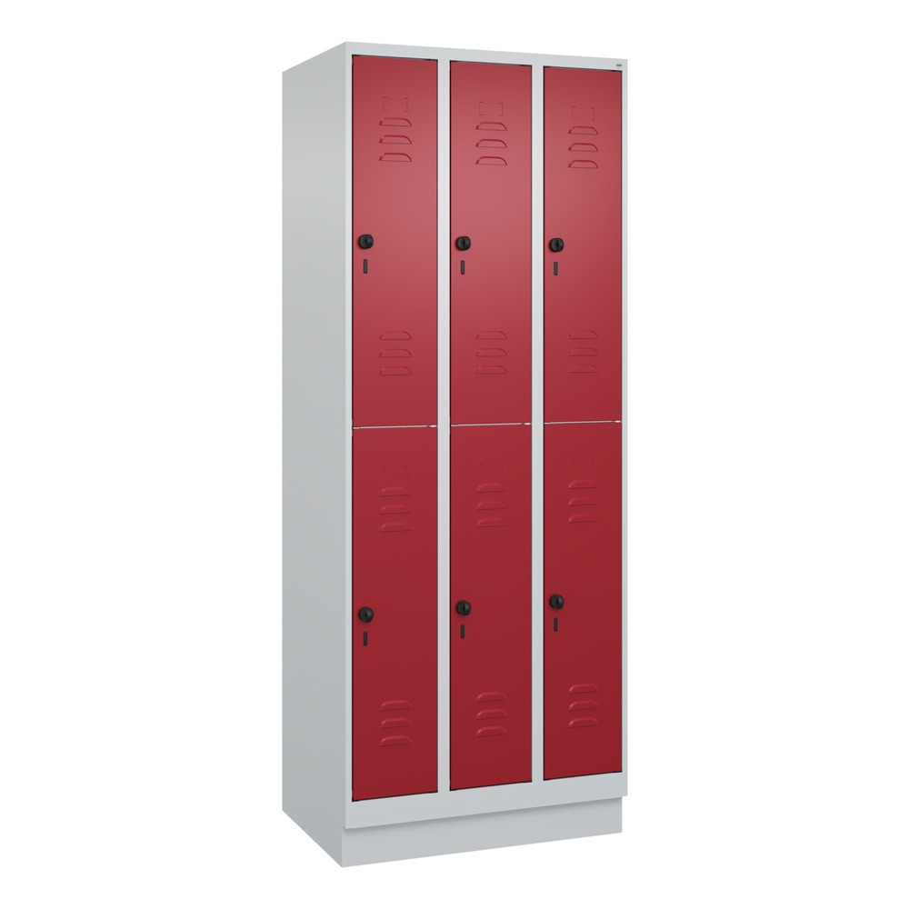 Produktabbildung: C+P Doppelstock-Spind Classic PLUS, Sockel, 3 Abteile, HxBxT 1.950 x 750 x 500 mm, lichtgrau, rubinrot, 6 Fächer, für Vorhängeschloss