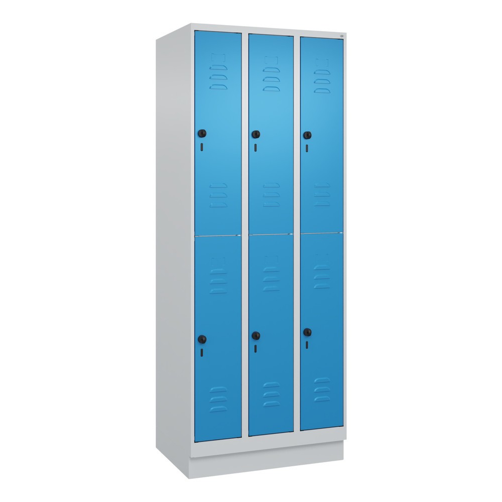 Produktabbildung: C+P Doppelstock-Spind Classic PLUS, Sockel, 3 Abteile, HxBxT 1.950 x 750 x 500 mm, lichtgrau, lichtblau, 6 Fächer, für Vorhängeschloss
