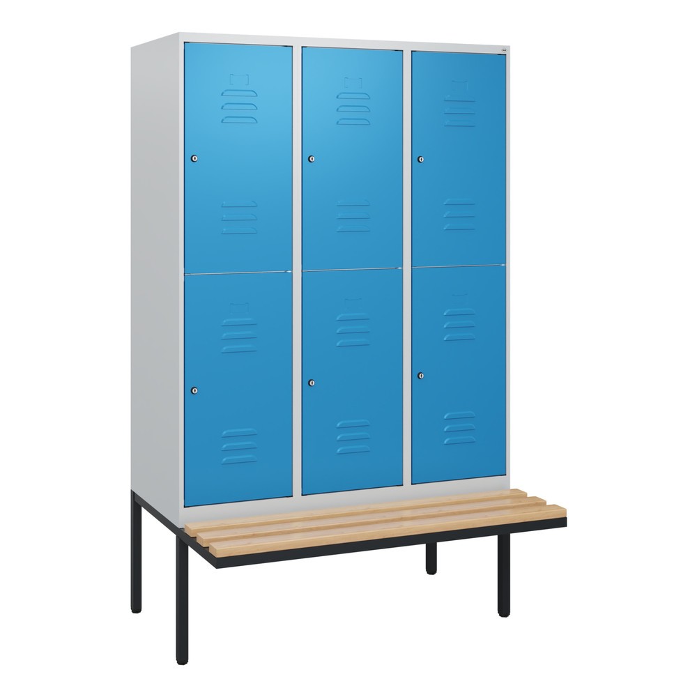 Produktabbildung: C+P Doppelstock-Spind Classic PLUS, 3 Abteile, HxBxT 1.950 x 1.200 x 815 mm, Zylinderschloss, auskragende Bank aus Buche, lichtgrau, lichtblau