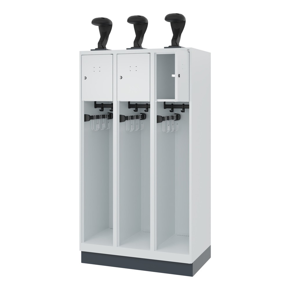 Produktabbildung: C+P Feuerwehrspind YOUNGSTER, Sockel, 3 Abteile, HxBxT 1.530 x 900 x 500 mm, lichtgrau, mit Helmhalter