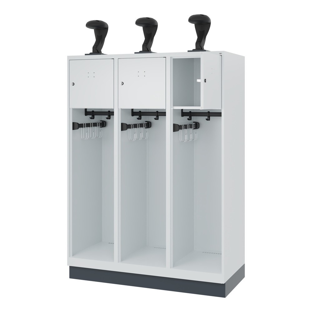 Produktabbildung: C+P Feuerwehrspind YOUNGSTER, Sockel, 3 Abteile, HxBxT 1.530 x 1.200 x 500 mm, lichtgrau, mit Helmhalter