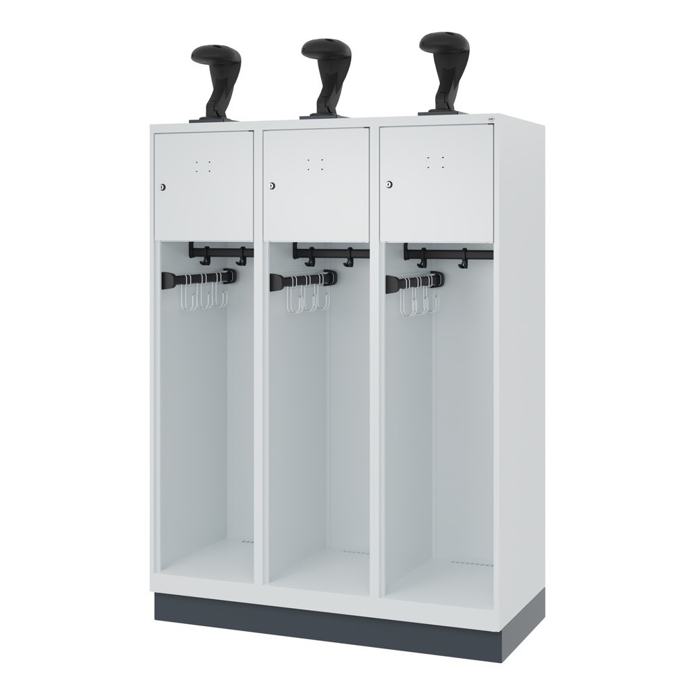 Produktabbildung Nr. 5: C+P Feuerwehrspind YOUNGSTER, Sockel, 3 Abteile, HxBxT 1.530 x 1.200 x 500 mm, lichtgrau, mit Helmhalter