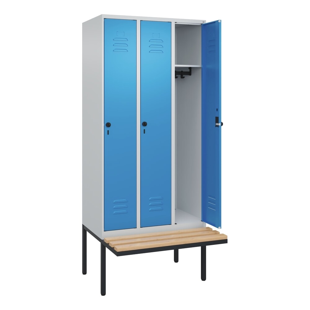 C+P Spind Classic PLUS, 3 Abteile, HxBxT 2.120 x 900 x 815 mm, für Vorhängeschloss, auskragende Bank aus Buche, lichtgrau, lichtblau Produktabbildung: C+P Spind Classic PLUS, 3 Abteile, HxBxT 2.120 x 900 x 815 mm, für Vorhängeschloss, auskragende Bank aus Buche, lichtgrau, lichtblau