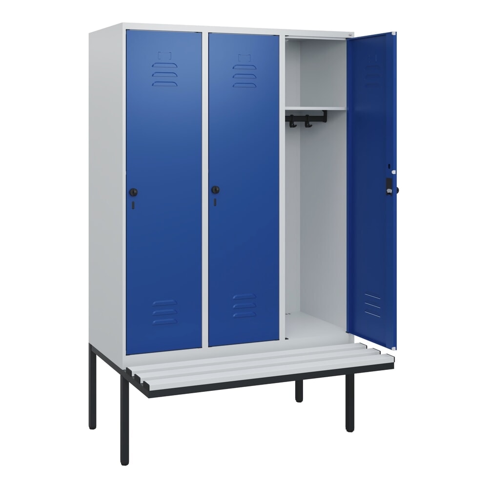 Produktabbildung: C+P Spind Classic PLUS, 3 Abteile, HxBxT 1.950 x 1.200 x 815 mm, für Vorhängeschloss, auskragende Bank aus Kunststoff, lichtgrau, enzianblau