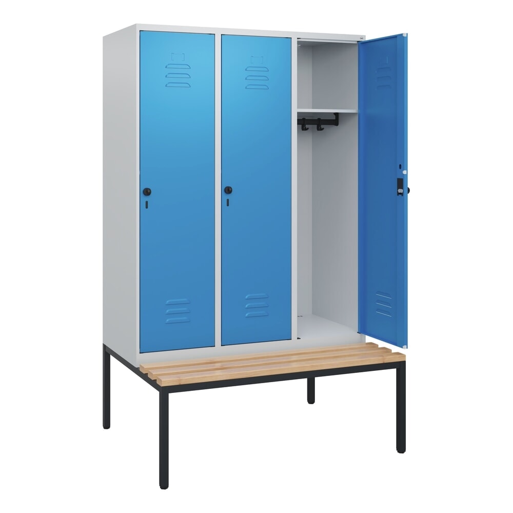 Produktabbildung: C+P Spind Classic PLUS, 3 Abteile, HxBxT 1.950 x 1.200 x 815 mm, für Vorhängeschloss, untergebaute Bank aus Buche, lichtgrau, lichtblau