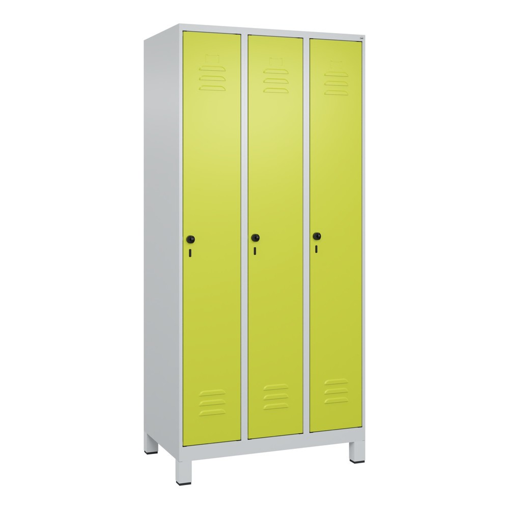 Produktabbildung: C+P Spind Classic PLUS, Füße, 3 Abteile, HxBxT 1.950 x 900 x 500 mm, lichtgrau, clowngrün, für Vorhängeschloss, mit Mitteltrennwand