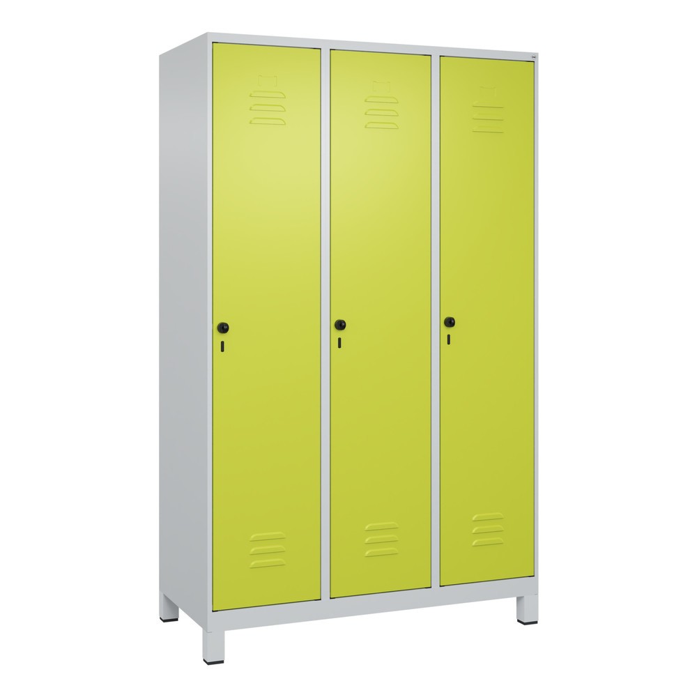 Produktabbildung: C+P Spind Classic PLUS, Füße, 3 Abteile, HxBxT 1.950 x 1.200 x 500 mm, lichtgrau, clowngrün, für Vorhängeschloss, mit Mitteltrennwand