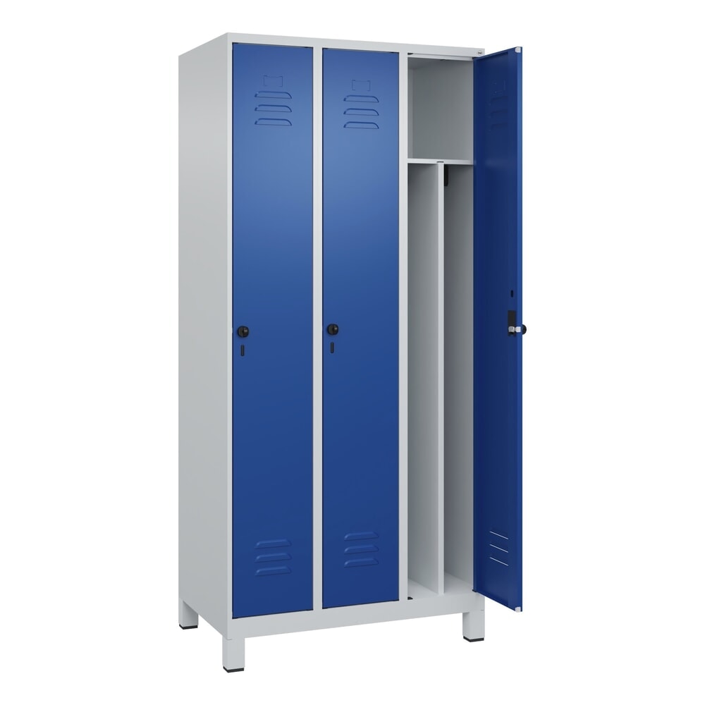 C+P Spind Classic PLUS, Füße, 3 Abteile, HxBxT 1.950 x 900 x 500 mm, lichtgrau, enzianblau, für Vorhängeschloss, mit Mitteltrennwand Produktabbildung: C+P Spind Classic PLUS, Füße, 3 Abteile, HxBxT 1.950 x 900 x 500 mm, lichtgrau, enzianblau, für Vorhängeschloss, mit Mitteltrennwand