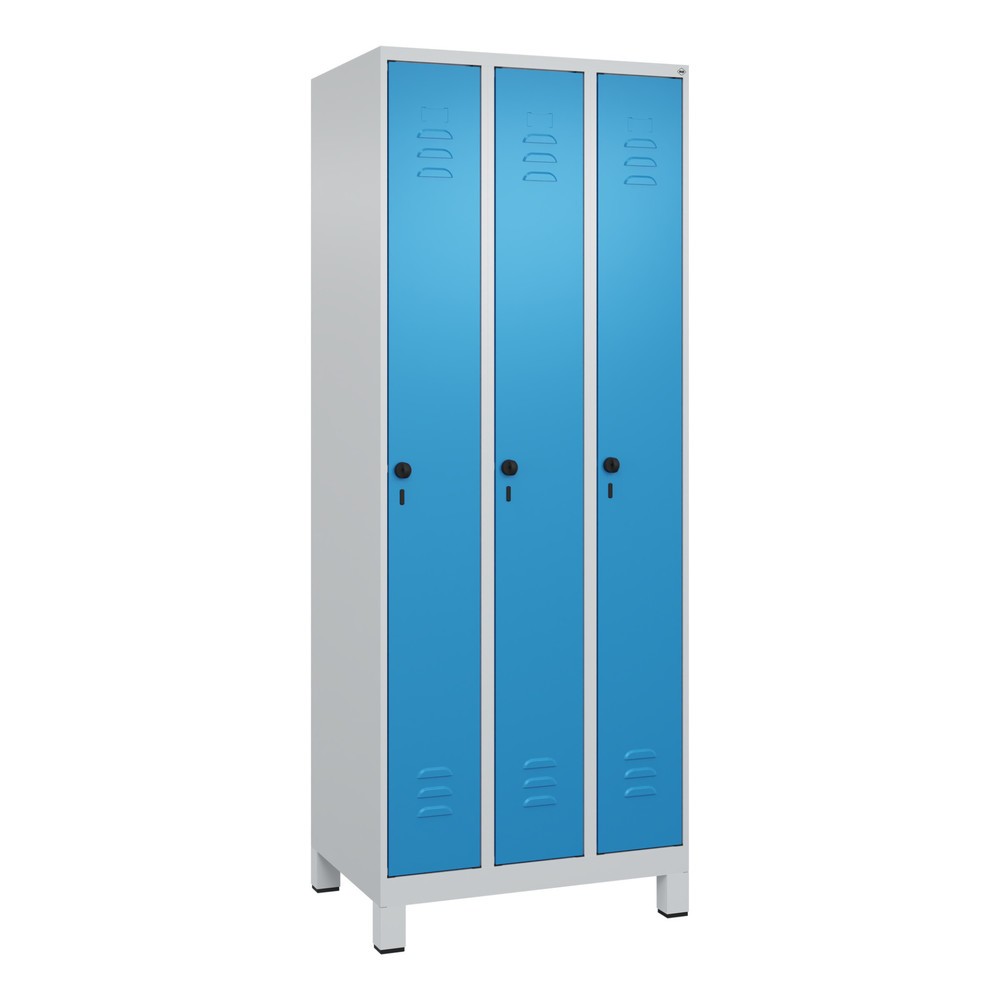 Produktabbildung: C+P Spind Classic PLUS, Füße, 3 Abteile, HxBxT 1.950 x 750 x 500 mm, lichtgrau, lichtblau, für Vorhängeschloss, ohne Mitteltrennwand