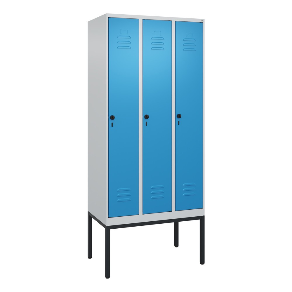 Produktabbildung: C+P Spind Classic PLUS, Gestell, 3 Abteile, HxBxT 2.120 x 900 x 500 mm, lichtgrau, lichtblau, für Vorhängeschloss, mit Mitteltrennwand
