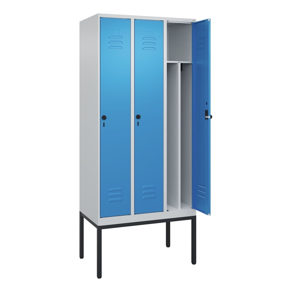 Produktabbildung: C+P Spind Classic PLUS, Gestell, 3 Abteile, HxBxT 2.120 x 900 x 500 mm, lichtgrau, lichtblau, für Vorhängeschloss, mit Mitteltrennwand