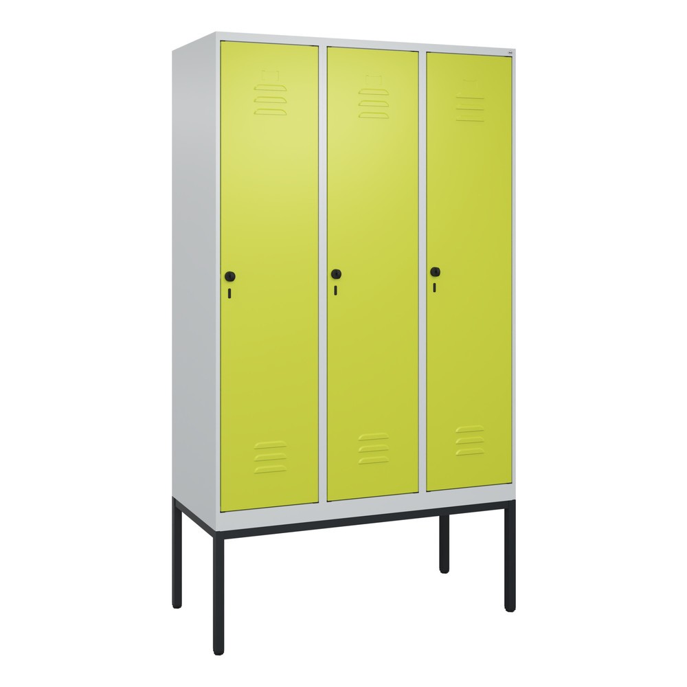 Produktabbildung: C+P Spind Classic PLUS, Gestell, 3 Abteile, HxBxT 2.120 x 1.200 x 500 mm, lichtgrau, clowngrün, für Vorhängeschloss, ohne Mitteltrennwand
