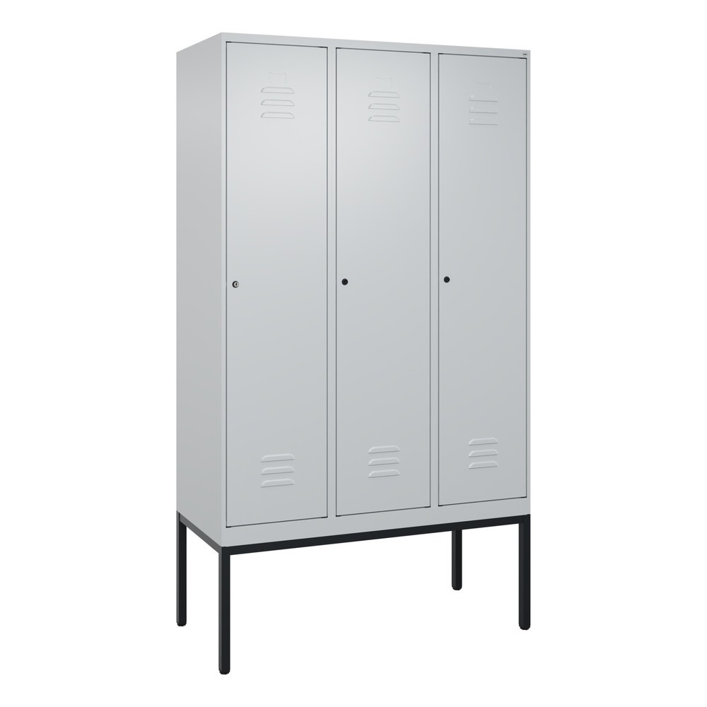 Produktabbildung: C+P Spind Classic PLUS, Gestell, 3 Abteile, HxBxT 2.120 x 1.200 x 500 mm, lichtgrau, lichtgrau, Zylinderschloss, mit Mitteltrennwand