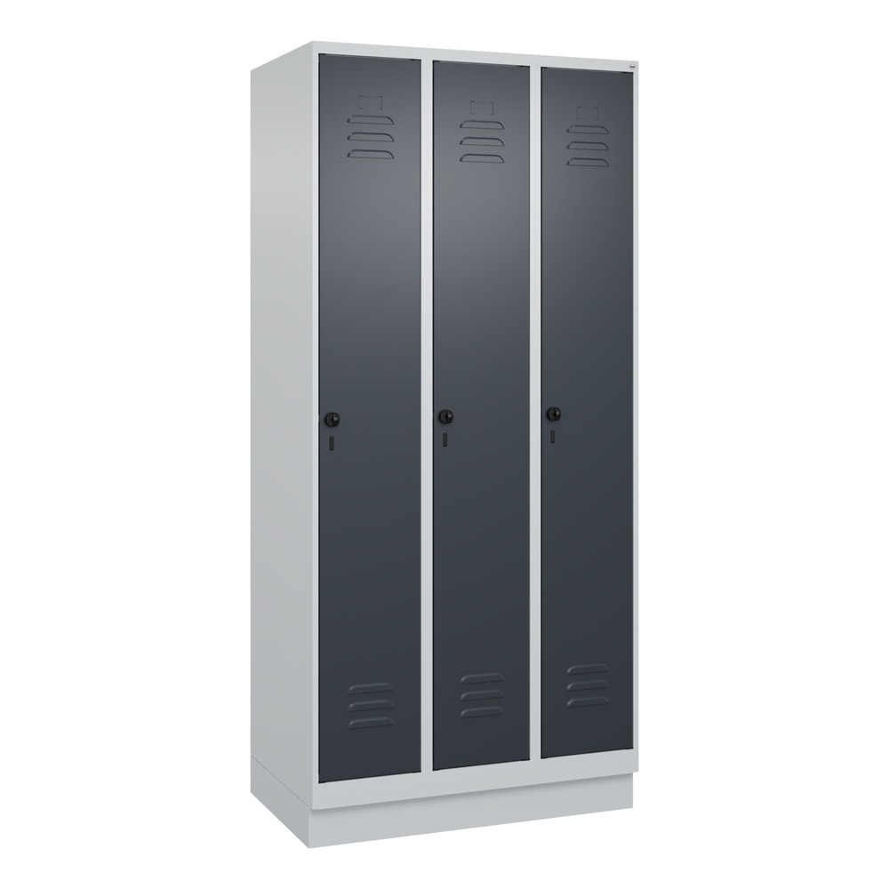 Produktabbildung: C+P Spind Classic PLUS, Sockel, 3 Abteile, HxBxT 1.950 x 900 x 500 mm, lichtgrau, anthrazitgrau, für Vorhängeschloss, mit Mitteltrennwand
