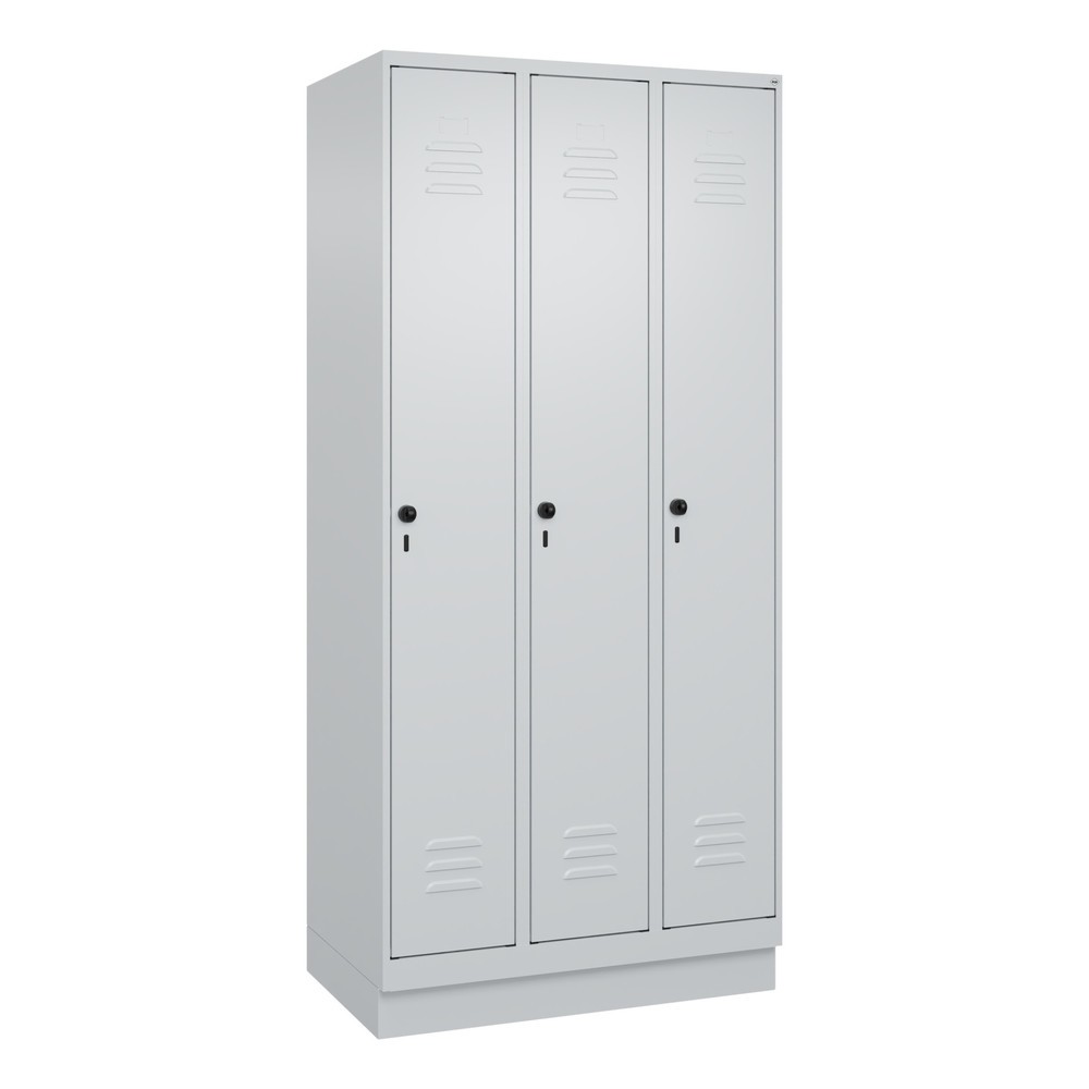 Produktabbildung: C+P Spind Classic PLUS, Sockel, 3 Abteile, HxBxT 1.950 x 900 x 500 mm, lichtgrau, lichtgrau, für Vorhängeschloss, mit Mitteltrennwand