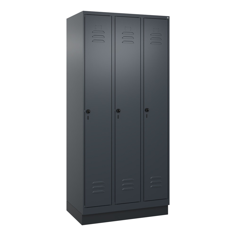 Produktabbildung: C+P Spind Classic PLUS, Sockel, 3 Abteile, HxBxT 1.950 x 900 x 500 mm, anthrazitgrau, anthrazitgrau, für Vorhängeschloss, mit Mitteltrennwand