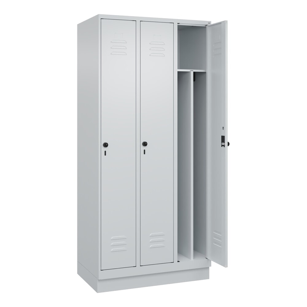 C+P Spind Classic PLUS, Sockel, 3 Abteile, HxBxT 1.950 x 900 x 500 mm, lichtgrau, lichtgrau, für Vorhängeschloss, mit Mitteltrennwand Produktabbildung: C+P Spind Classic PLUS, Sockel, 3 Abteile, HxBxT 1.950 x 900 x 500 mm, lichtgrau, lichtgrau, für Vorhängeschloss, mit Mitteltrennwand