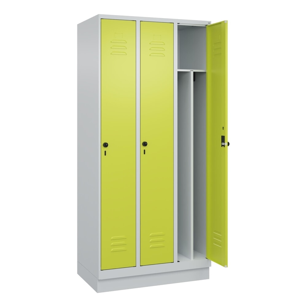 C+P Spind Classic PLUS, Sockel, 3 Abteile, HxBxT 1.950 x 900 x 500 mm, lichtgrau, clowngrün, für Vorhängeschloss, mit Mitteltrennwand Produktabbildung Nr. 1: C+P Spind Classic PLUS, Sockel, 3 Abteile, HxBxT 1.950 x 900 x 500 mm, lichtgrau, clowngrün, für Vorhängeschloss, mit Mitteltrennwand