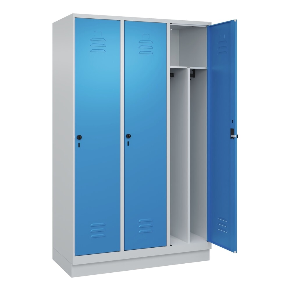 Produktabbildung: C+P Spind Classic PLUS, Sockel, 3 Abteile, HxBxT 1.950 x 1.200 x 500 mm, lichtgrau, lichtblau, für Vorhängeschloss, mit Mitteltrennwand