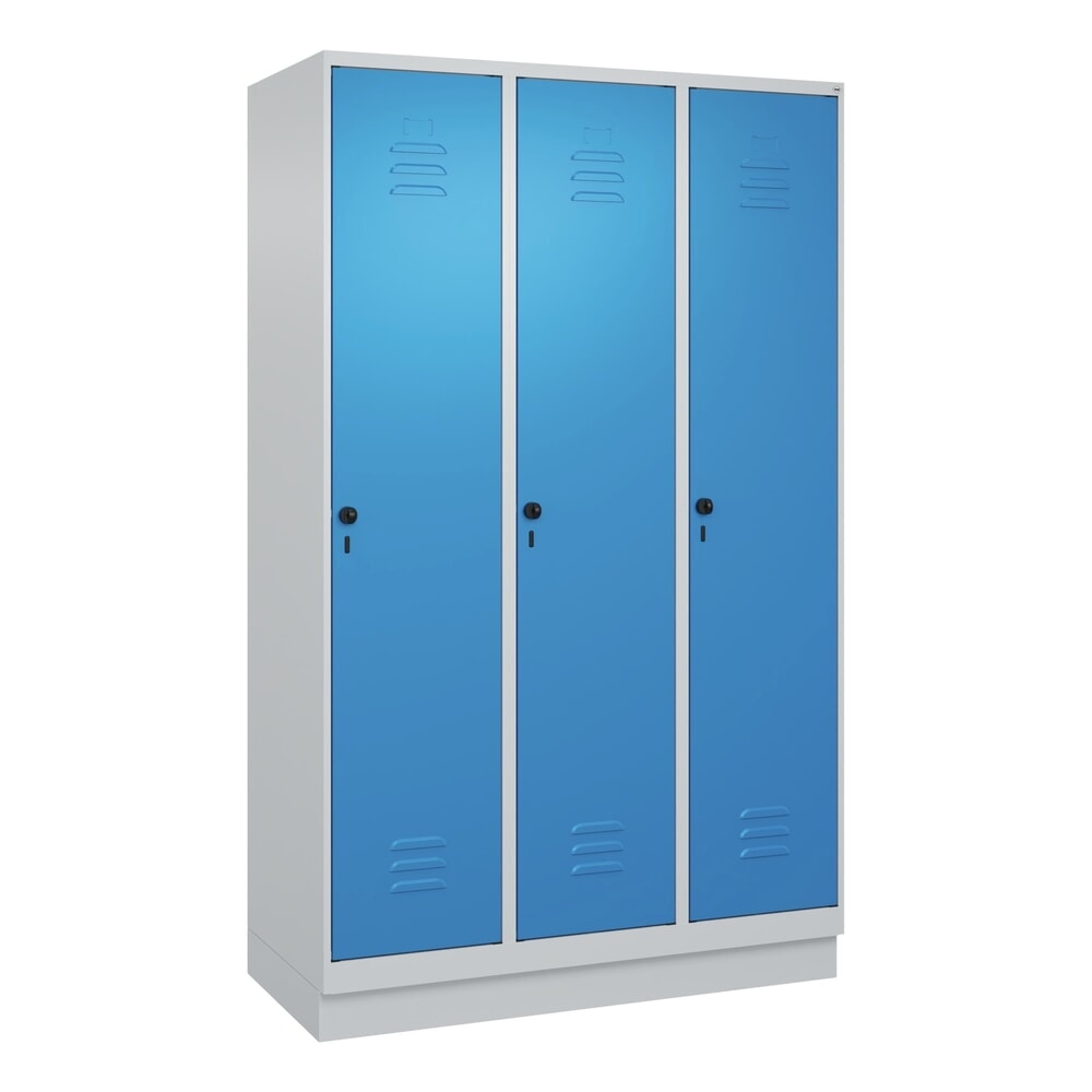 Produktabbildung Nr. 9: C+P Spind Classic PLUS, Sockel, 3 Abteile, HxBxT 1.950 x 1.200 x 500 mm, lichtgrau, lichtblau, für Vorhängeschloss, mit Mitteltrennwand