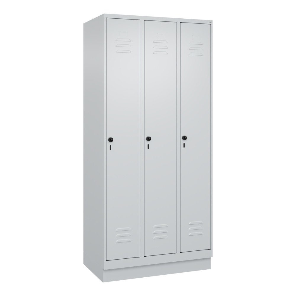 Produktabbildung: C+P Spind Classic PLUS, Sockel, 3 Abteile, HxBxT 1.950 x 900 x 500 mm, lichtgrau, lichtgrau, für Vorhängeschloss, ohne Mitteltrennwand