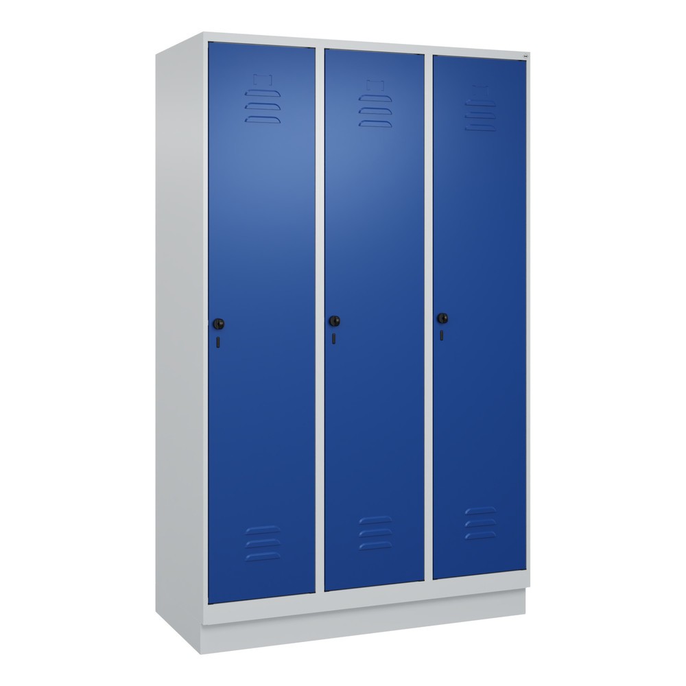 Produktabbildung: C+P Spind Classic PLUS, Sockel, 3 Abteile, HxBxT 1.950 x 1.200 x 500 mm, lichtgrau, enzianblau, für Vorhängeschloss, ohne Mitteltrennwand
