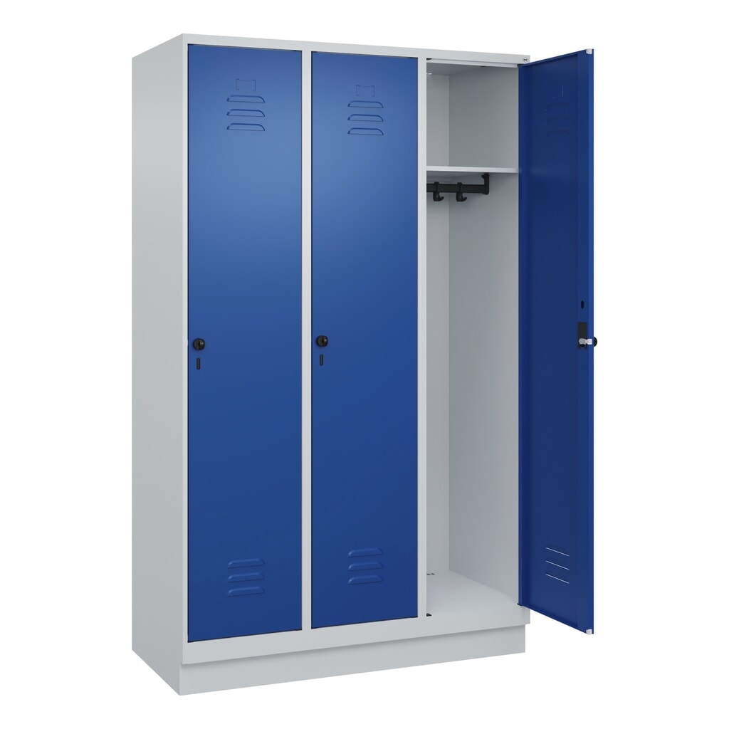 Produktabbildung: C+P Spind Classic PLUS, Sockel, 3 Abteile, HxBxT 1.950 x 1.200 x 500 mm, lichtgrau, enzianblau, für Vorhängeschloss, ohne Mitteltrennwand