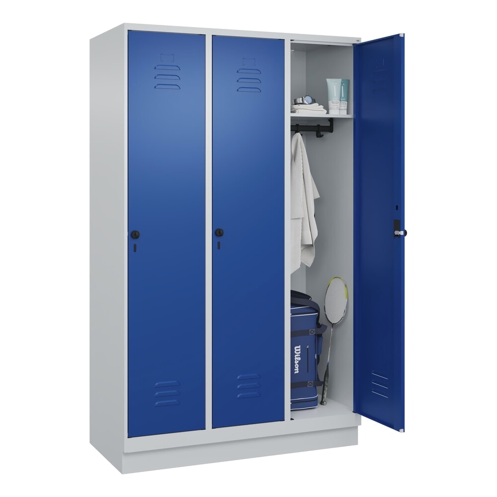 C+P Spind Classic PLUS, Sockel, 3 Abteile, HxBxT 1.950 x 1.200 x 500 mm, lichtgrau, enzianblau, für Vorhängeschloss, ohne Mitteltrennwand Produktabbildung Nr. 10: C+P Spind Classic PLUS, Sockel, 3 Abteile, HxBxT 1.950 x 1.200 x 500 mm, lichtgrau, enzianblau, für Vorhängeschloss, ohne Mitteltrennwand