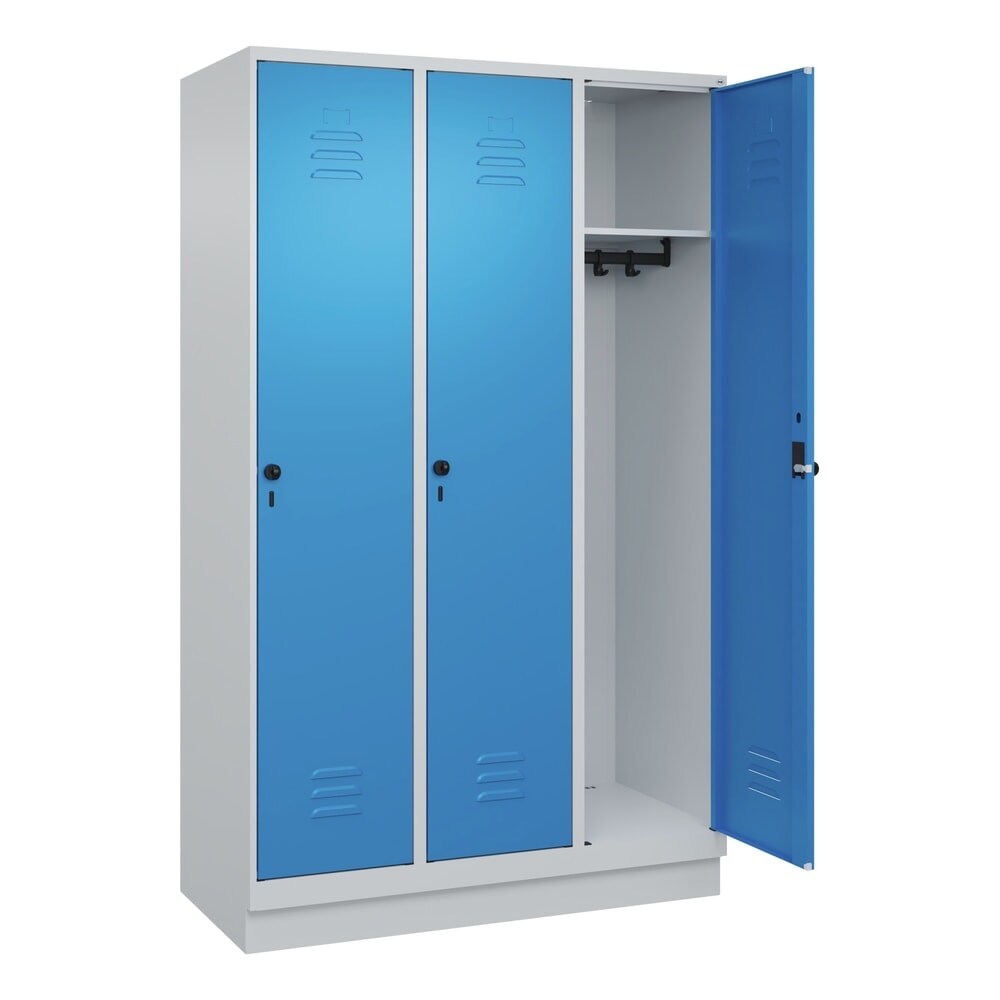 Produktabbildung: C+P Spind Classic PLUS, Sockel, 3 Abteile, HxBxT 1.950 x 1.200 x 500 mm, lichtgrau, lichtblau, für Vorhängeschloss, ohne Mitteltrennwand