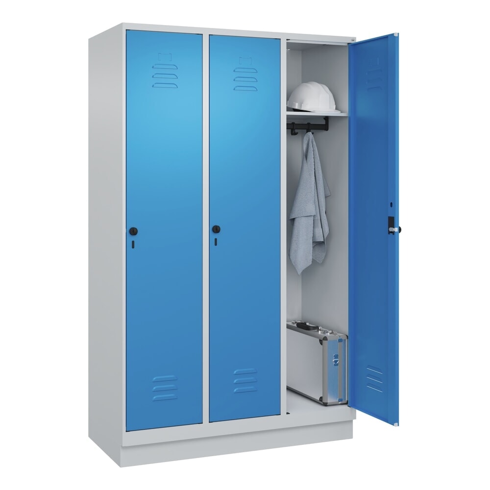 Produktabbildung Nr. 10: C+P Spind Classic PLUS, Sockel, 3 Abteile, HxBxT 1.950 x 1.200 x 500 mm, lichtgrau, lichtblau, für Vorhängeschloss, ohne Mitteltrennwand