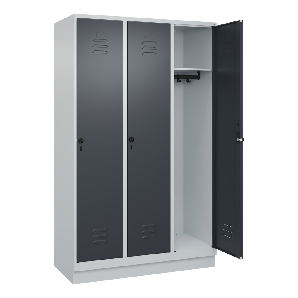 Produktabbildung: C+P Spind Classic PLUS, Sockel, 3 Abteile, HxBxT 1.950 x 1.200 x 500 mm, lichtgrau, anthrazitgrau, für Vorhängeschloss, ohne Mitteltrennwand