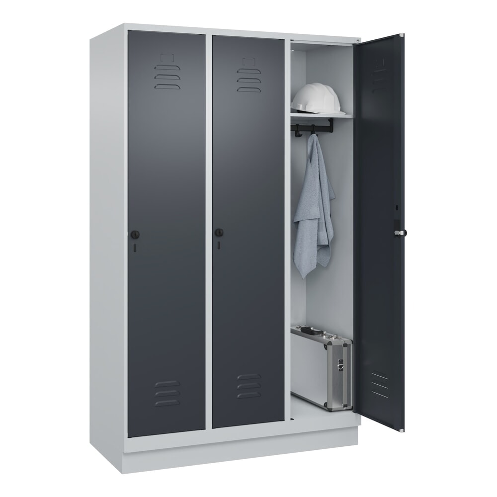 Produktabbildung Nr. 10: C+P Spind Classic PLUS, Sockel, 3 Abteile, HxBxT 1.950 x 1.200 x 500 mm, lichtgrau, anthrazitgrau, für Vorhängeschloss, ohne Mitteltrennwand